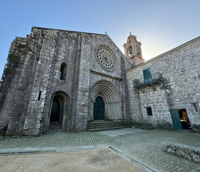 Fachada del Monasterio de Armenteira, etapa clave de la Variante Espiritual.